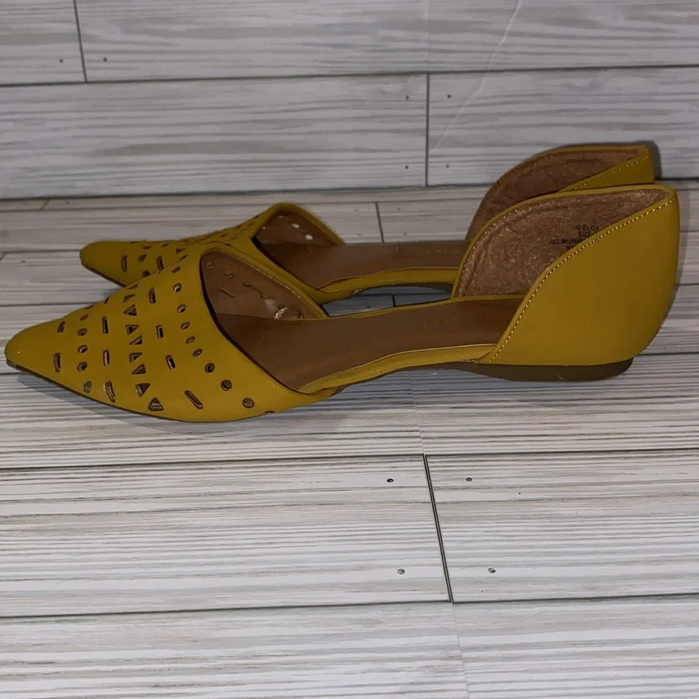 Madden Girl Mustard Sz 7 Flats - Picture 8 of 9